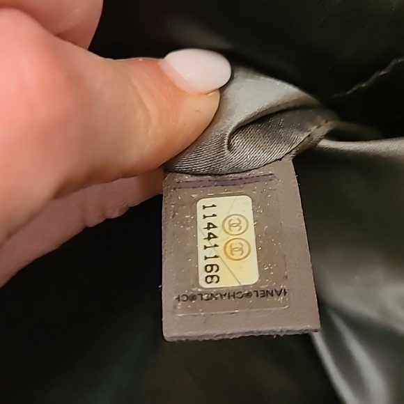 Gorgeous CHANEL handbag w/ large CC logo. Black shiny leather monili metal trim - Picture 8 of 16